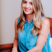 法国国家足球队队徽 - 蓝色背景上的金色公鸡标志